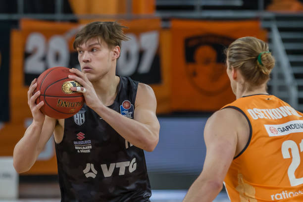 先后辗转于 先后辗转于